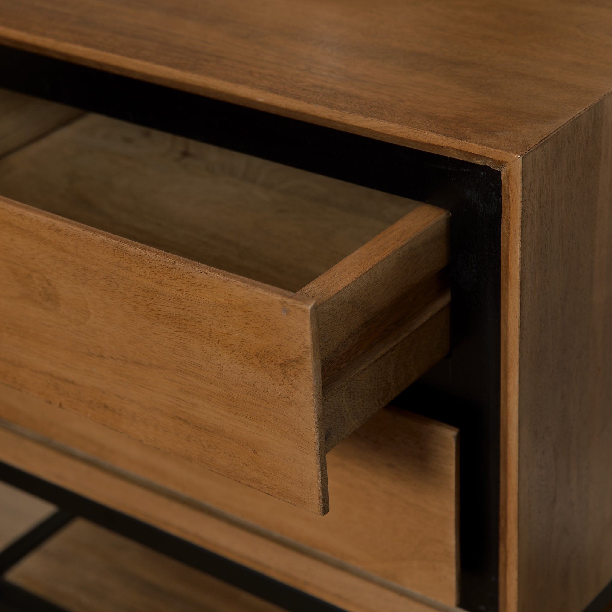 Nachttisch Rois – Mangoholz mit schwarzem Metallgestell, 2 Schubladen & offenes Fach, 45 x 40 x 53 cm