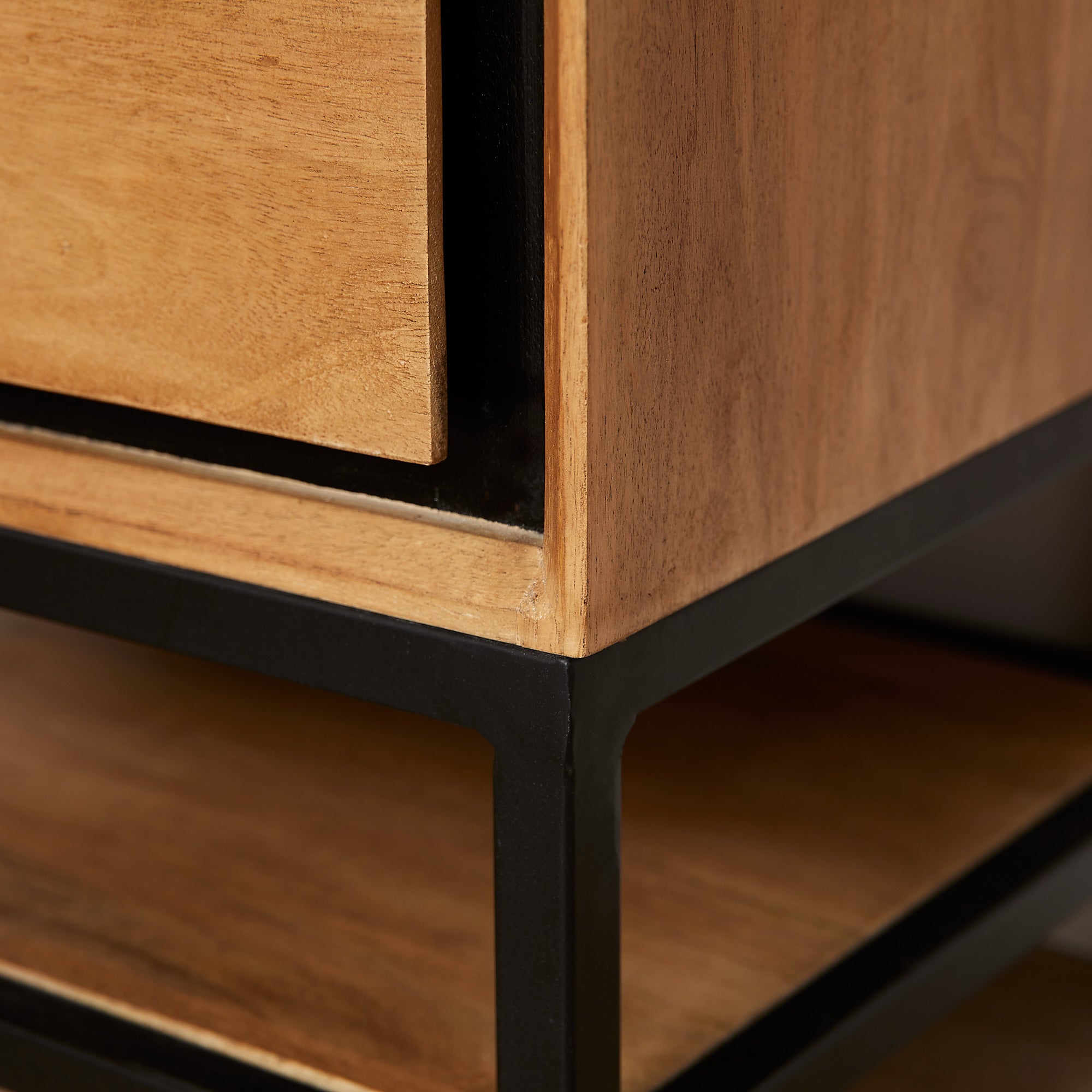 Nachttisch Rois – Mangoholz mit schwarzem Metallgestell, 2 Schubladen & offenes Fach, 45 x 40 x 53 cm