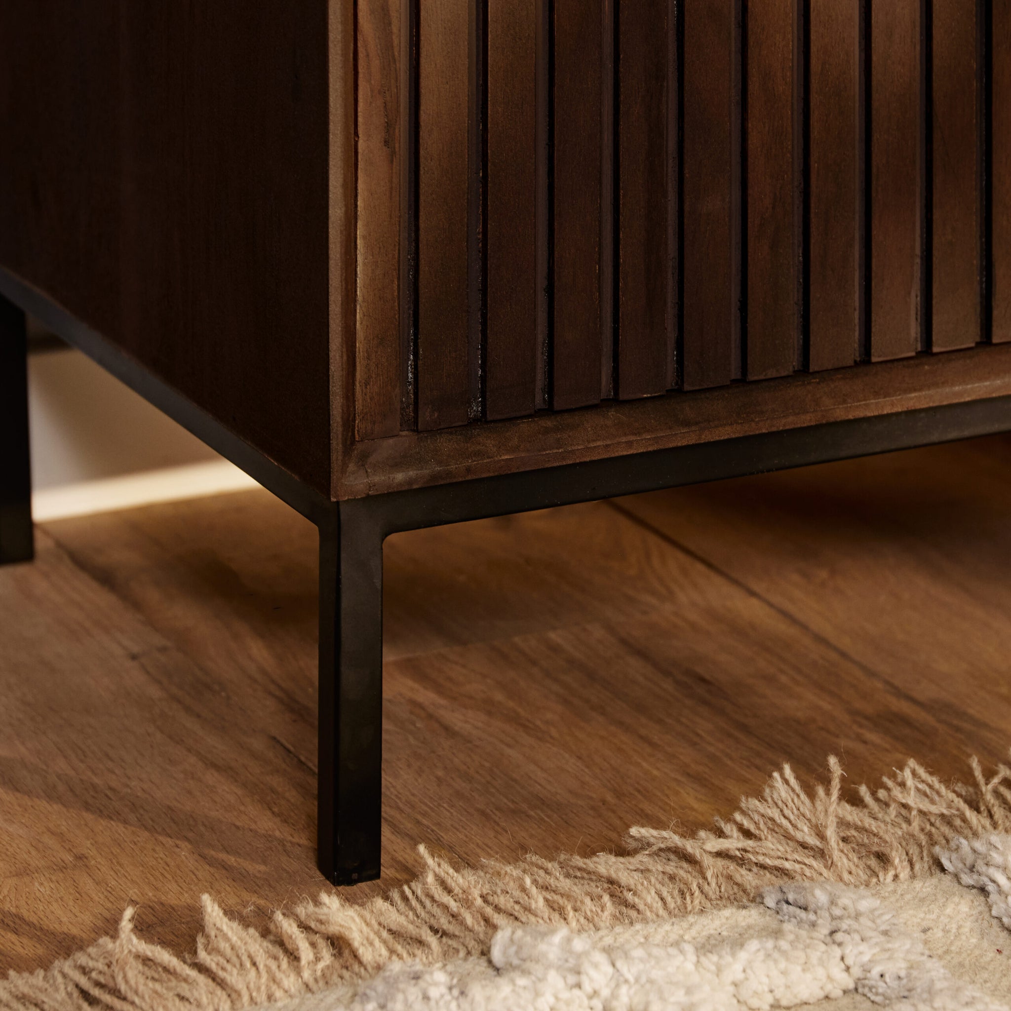 TV-Board Mandy Braun 210 x 45 x 55 cm – Mangoholz mit 4 Türen & Lattenmuster