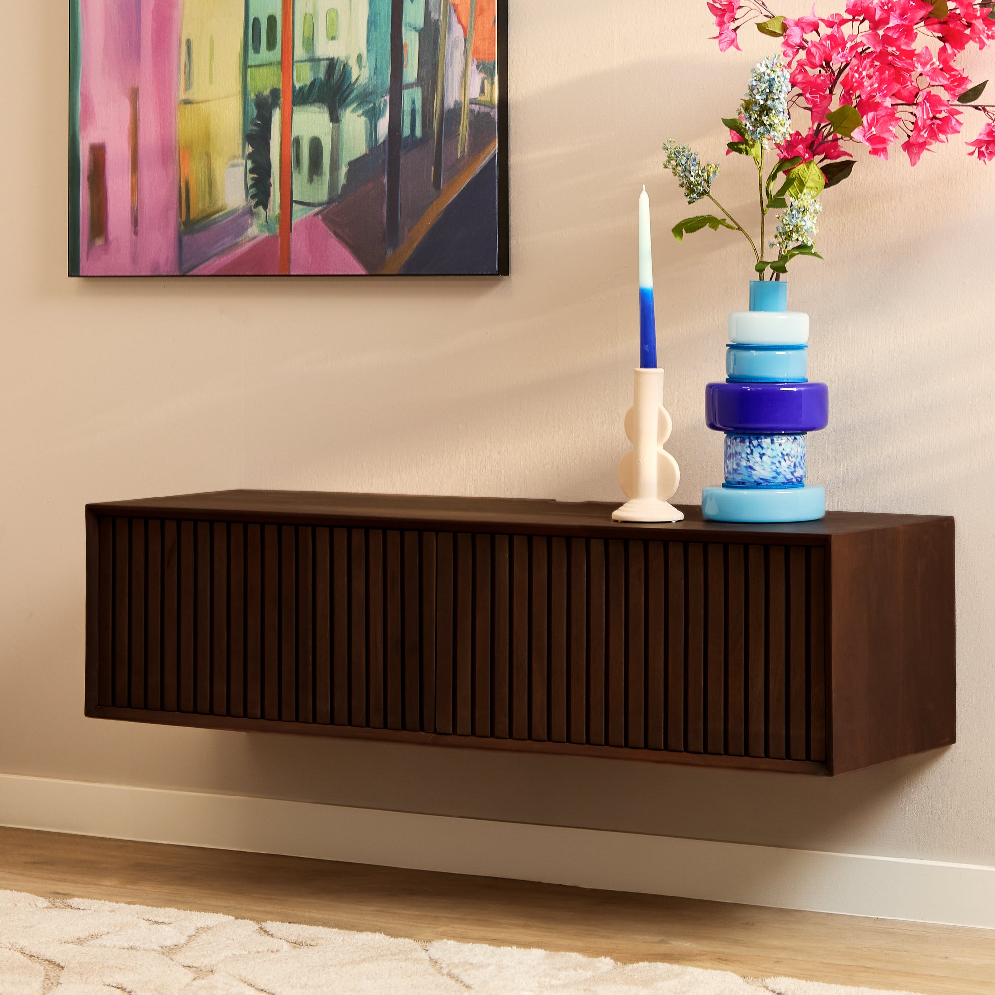 Schwebendes TV-Möbel Mandy Braun – Wand-TV-Board aus Mangoholz mit Lattenmuster & Push-to-Open, 120 x 35 x 30 cm