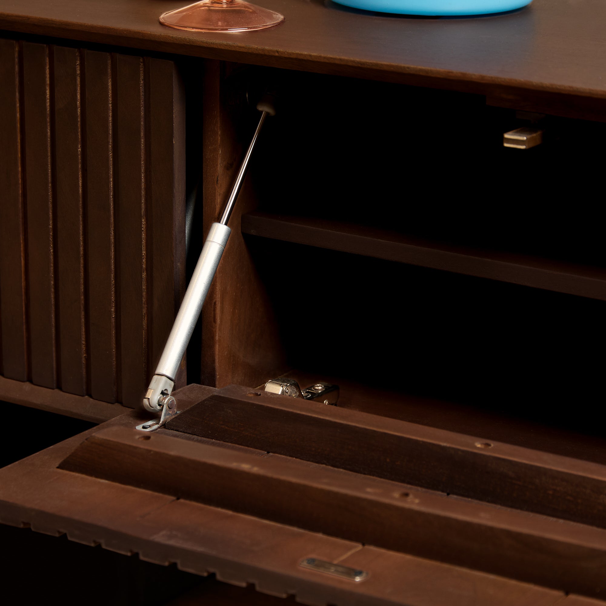 TV Board Mandy Braun 240x35x30 cm – schwebendes Lowboard aus Mangoholz mit Lamellenfront & Push-to-Open