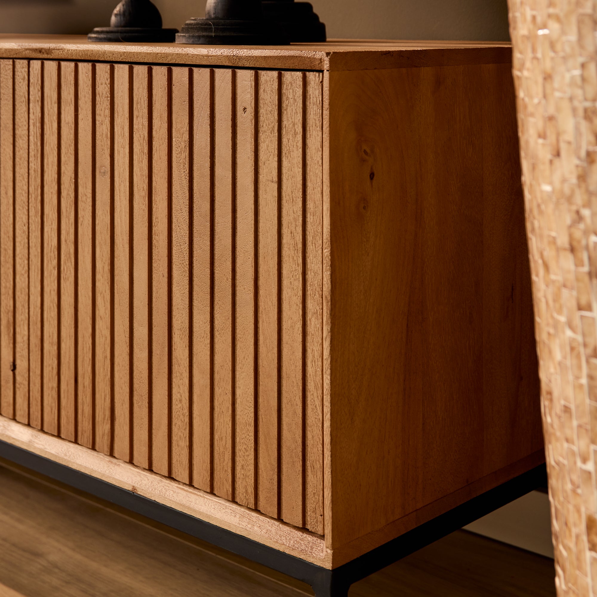 TV-Board Mandy Natur – Mangoholz mit Lamellenfront & Push-to-Open, 210 x 45 x 55 cm