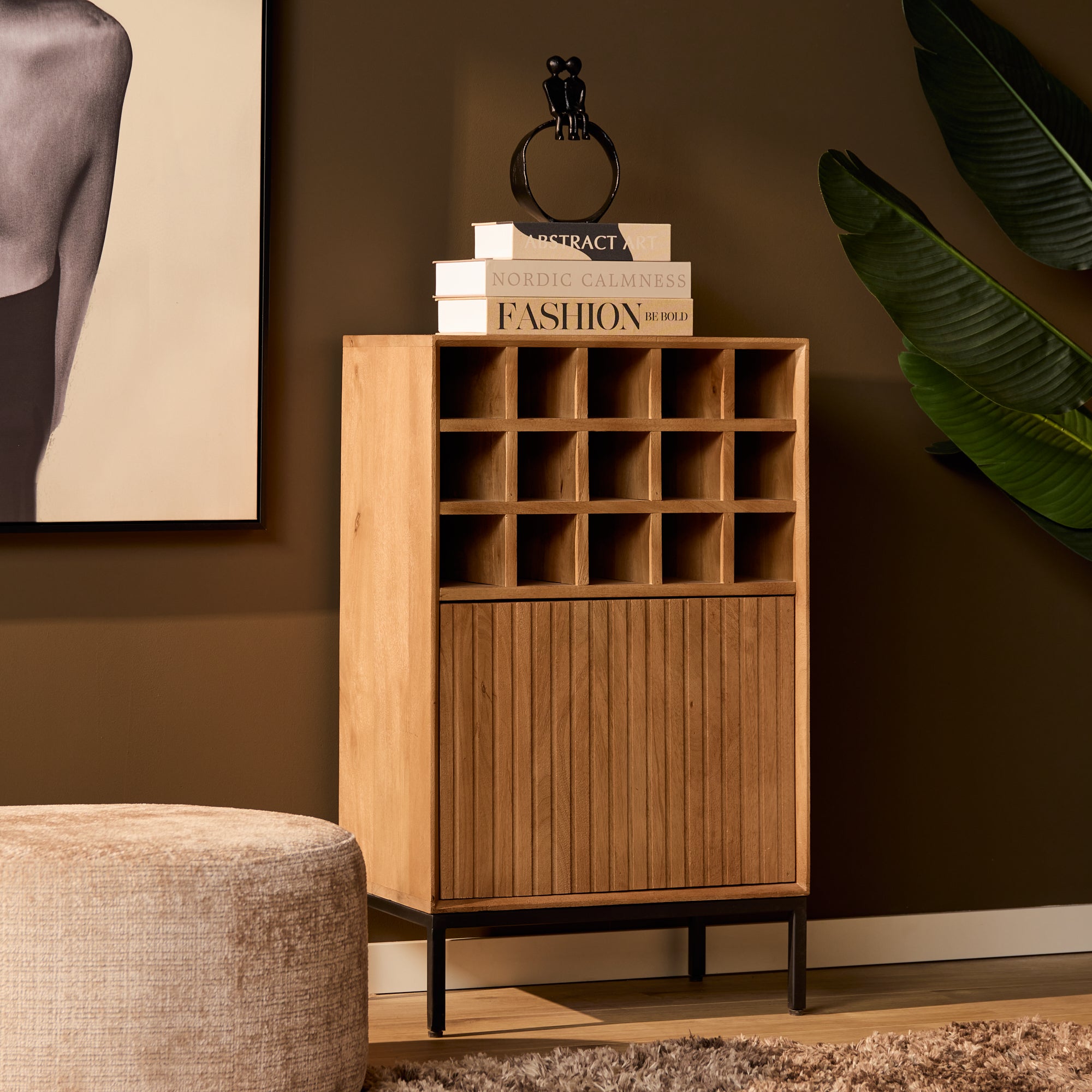 Weinkommode Mandy Natur – Weinschrank aus Mangoholz mit 15 Fächern & Tür mit Lamellenmuster, 55 x 35 x 90 cm