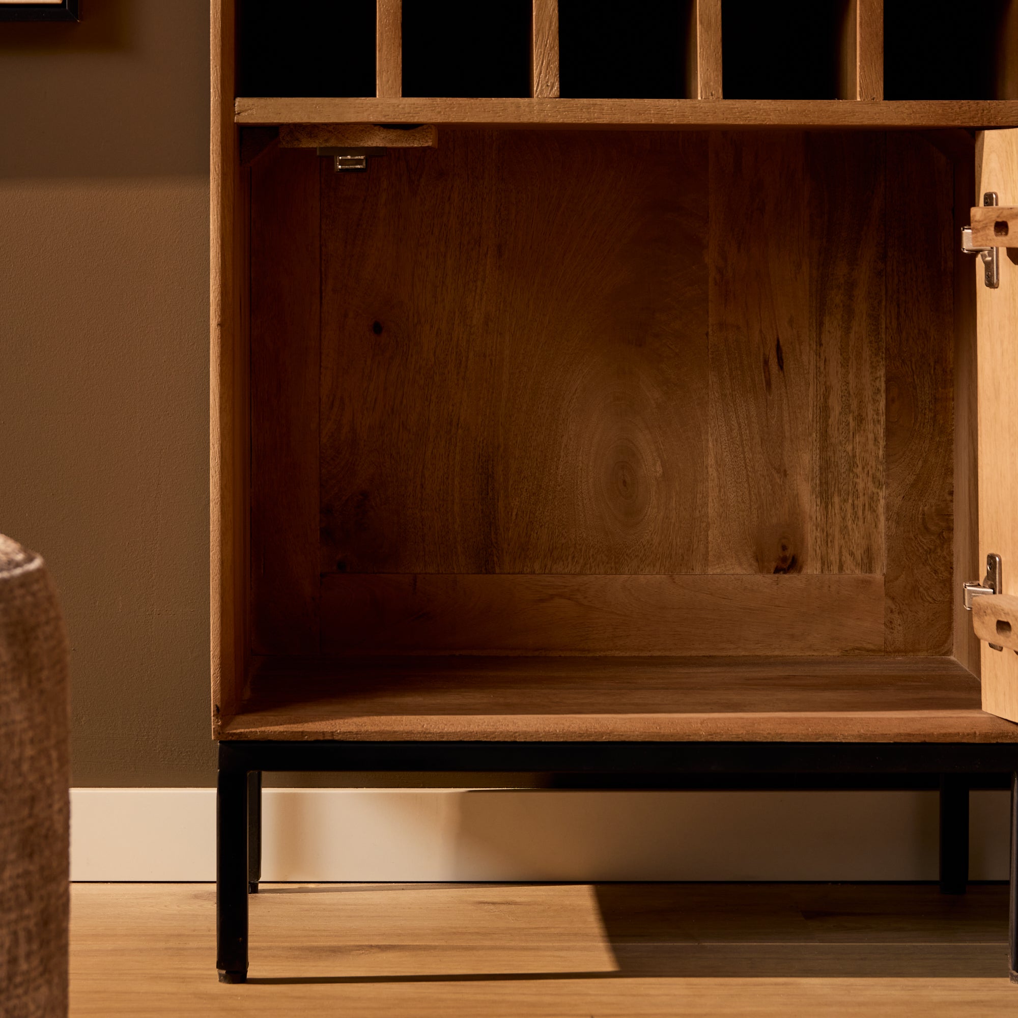 Weinkommode Mandy Natur – Weinschrank aus Mangoholz mit 15 Fächern & Tür mit Lamellenmuster, 55 x 35 x 90 cm