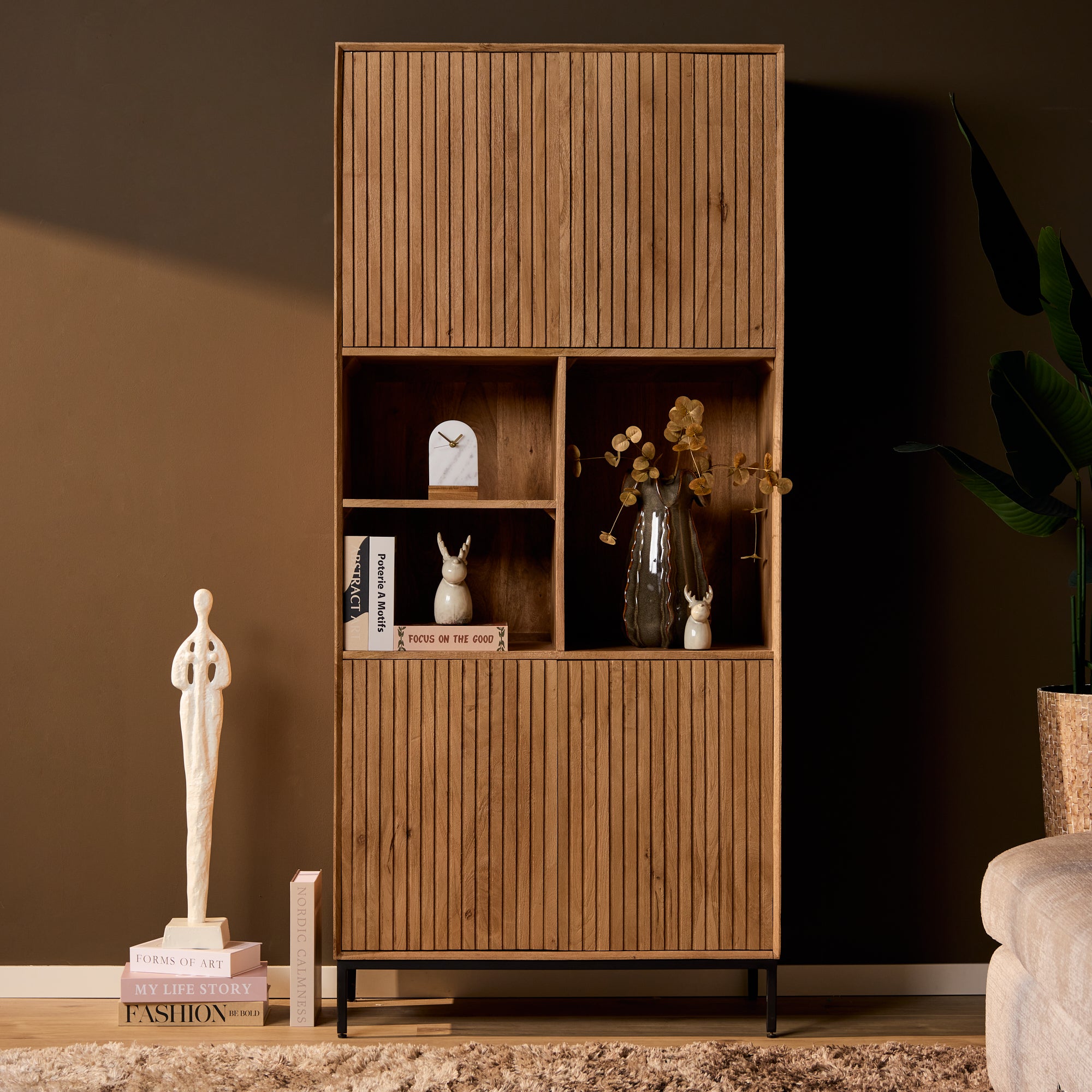 Regal Mandy Natur – Mangoholz mit vertikalem Lamellenmuster, 4 Türen & 3 offene Fächer, 90 x 45 x 200 cm