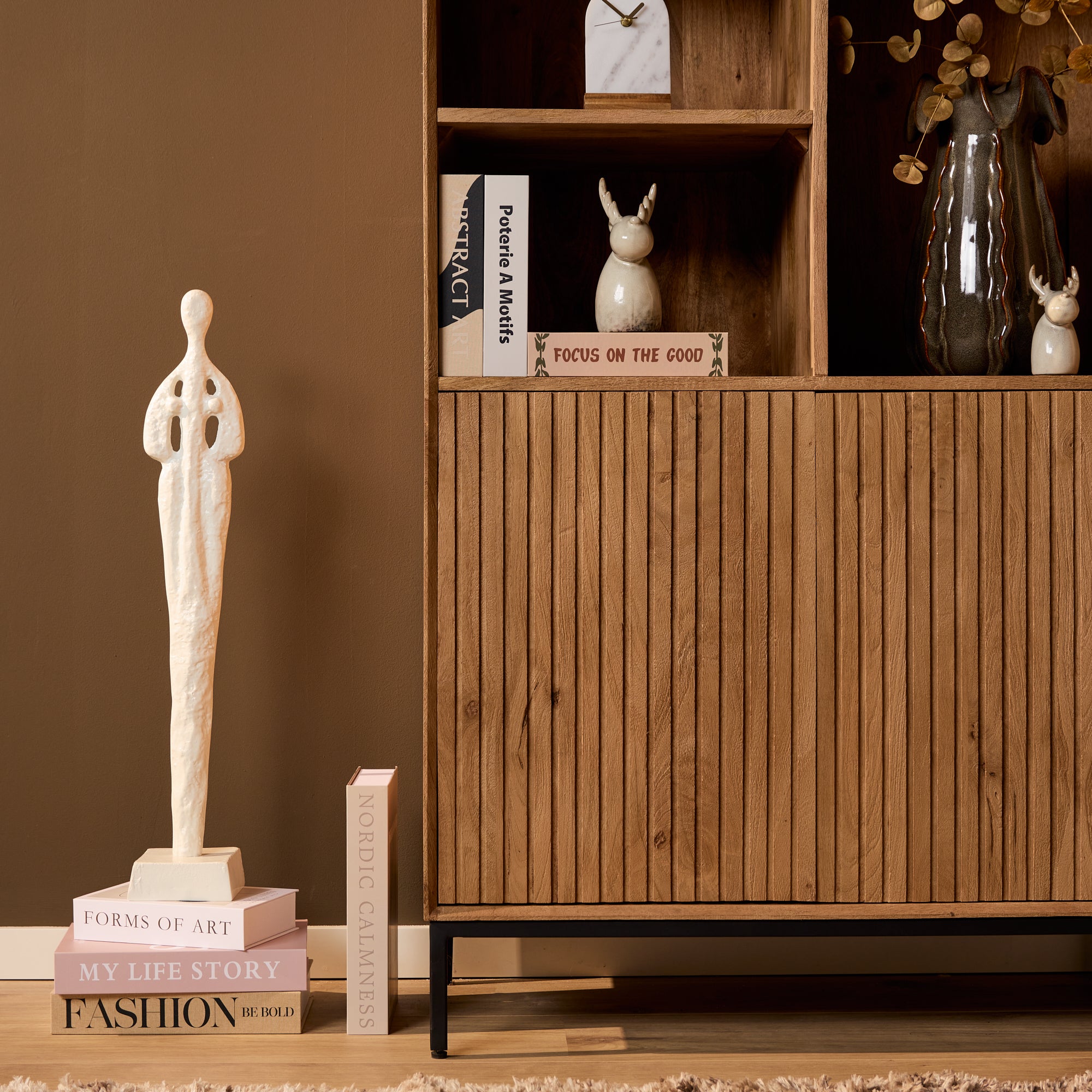 Regal Mandy Natur – Mangoholz mit vertikalem Lamellenmuster, 4 Türen & 3 offene Fächer, 90 x 45 x 200 cm