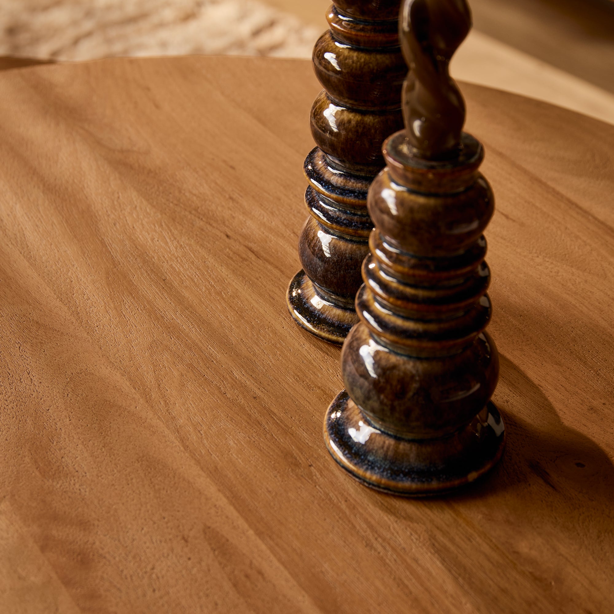 Runder Couchtisch Mandy Natural – 80x80x40 cm, Mangoholz mit Lattenmuster & Stauraum-Schubladen